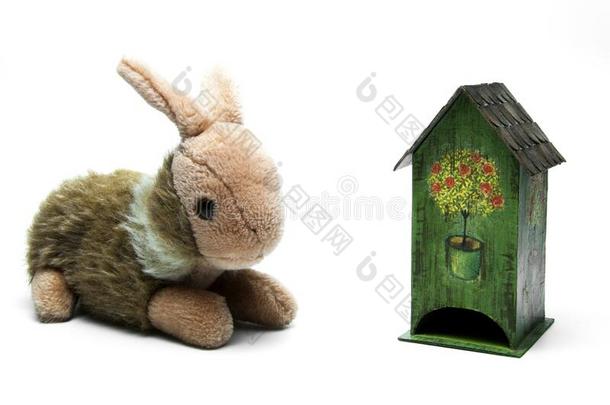软的玩具野兔或兔子.童话式的房屋.向白色的背景