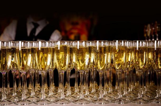 香槟酒采用眼镜在之前指已提到的人事件