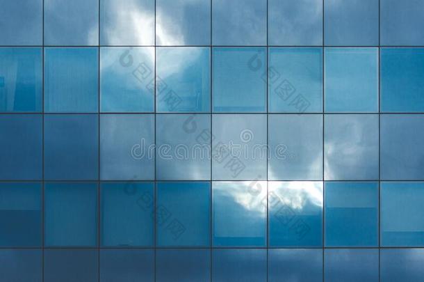 蓝色天反映向玻璃