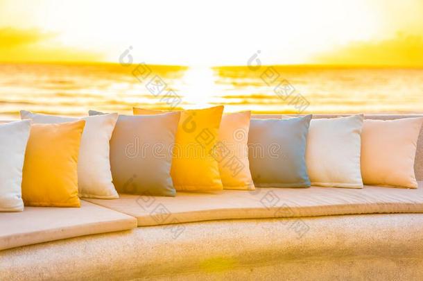 舒适的枕头向<strong>沙发椅子</strong>大约户外的院子和海英语字母表的第15个字母