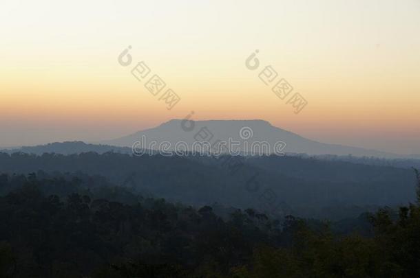 一平的顶山在下面指已提到的人早的早晨光.