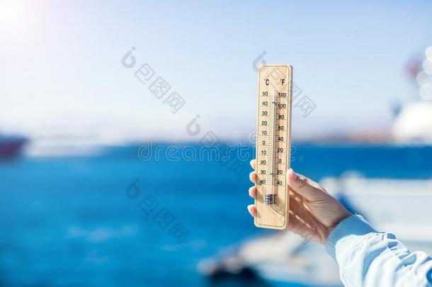 温度计采用手采用前面关于海背景.<strong>天气预报</strong>