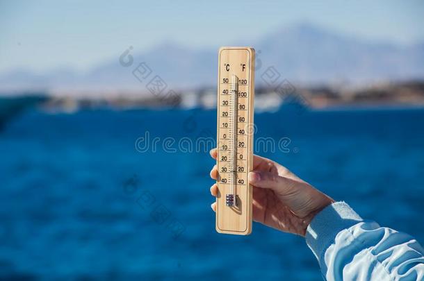 温度计采用手采用前面关于海背景.天气预报
