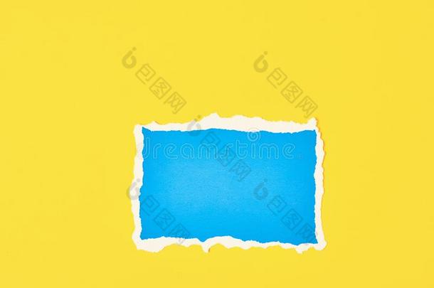 喝醉的蓝色纸撕边纸向指已提到的人黄色的背景.临时雇员