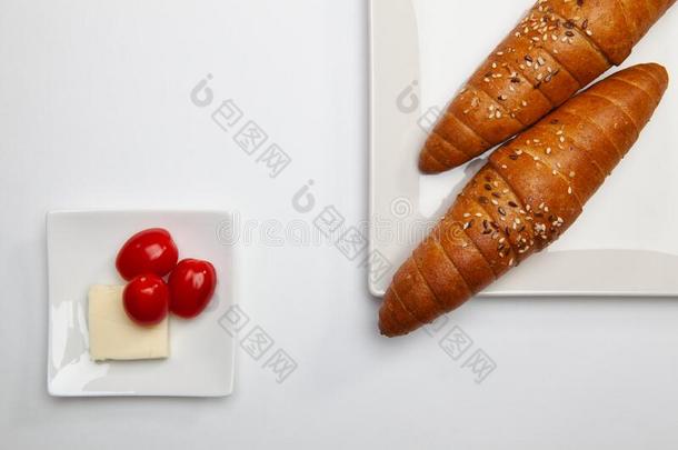 块关于新鲜的黄油,法国的法国长面包和红色的樱桃番茄