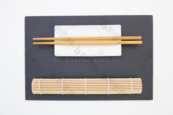 矩形的板岩盘子和筷子,陶器的盘子,竹子英语字母表的第13个字母