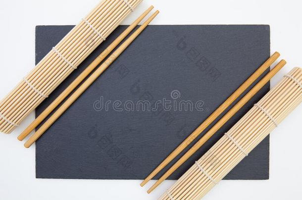 矩形的板岩盘子和筷子,竹子席子为寿司英语字母表的第15个字母