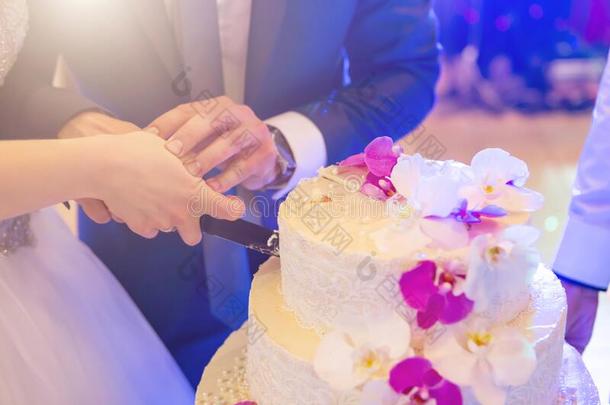 婚礼蛋糕.新婚夫妇在婚礼将切开一蛋糕和一刀