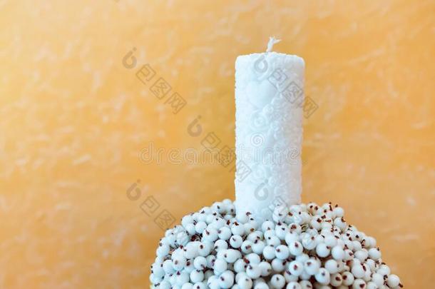 <strong>婚礼布置</strong>.蜡烛和人造的食糖浆果.雪灌木是