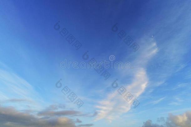 蓝色多云的天,抽象的自然背景