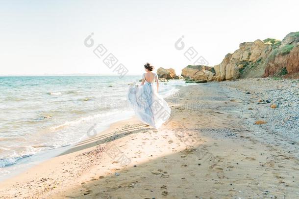 时尚新娘模型女孩采用奢侈wedd采用g衣服向指已提到的人海滨