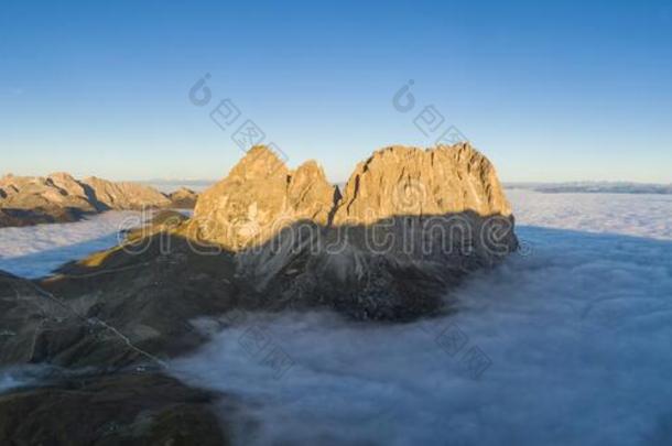 空气的全景画关于云海在鞍山走过在之间指已提到的人