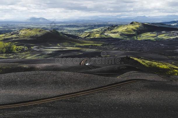 多功能运动车在国外采用杂音黑的火山的沙漠.冰岛斯卡夫塔菲
