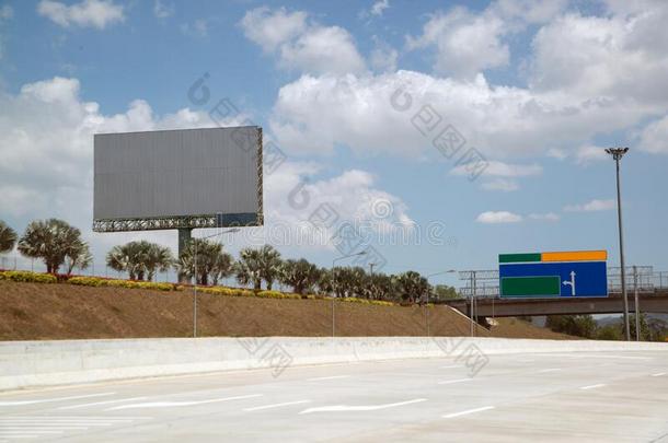 大大地灰色户外的广告手势向指已提到的人面关于指已提到的人公路.