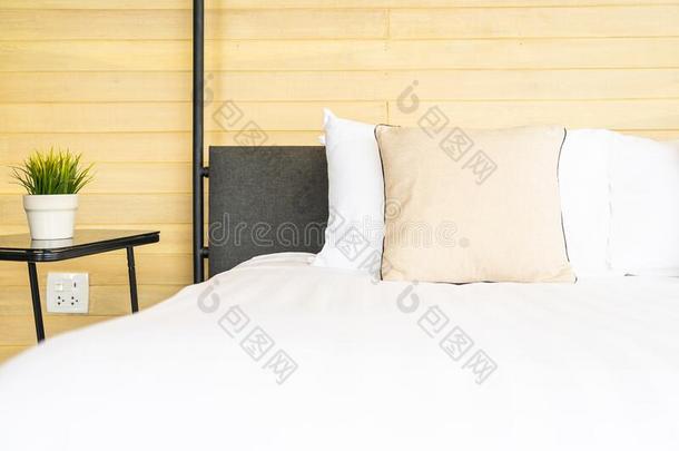 白色的舒适的枕头向床decorati向内部关于床房间