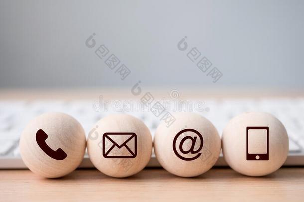 木材球象征电话,邮件,地址和可移动的电话.我们