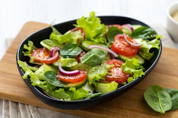 健康的蔬菜沙拉从新鲜的蔬菜s关于番茄,菠菜