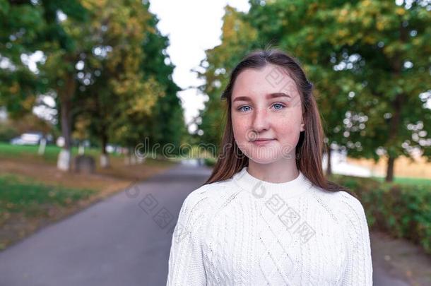 肖像关于十几岁的女孩,夏采用公园,偶然的穿着,白色的knife有柄的小刀