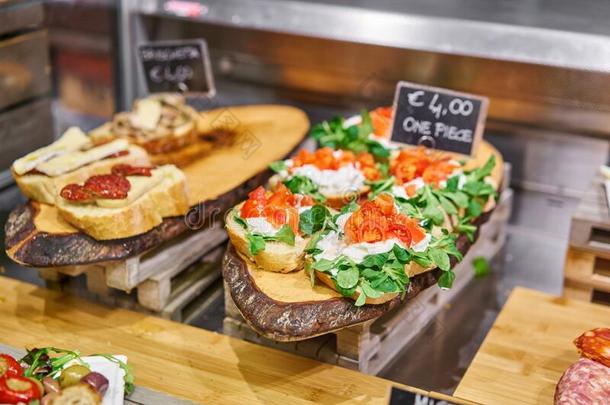 意大利烤面包片和意大利熏火腿,罗勒属植物,帕尔马干酪和太阳-干燥的番茄