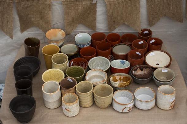 雕刻陶器的茶水杯子和罐茶水艺术为卖旅行支票磷酸烯醇草酰乙酸