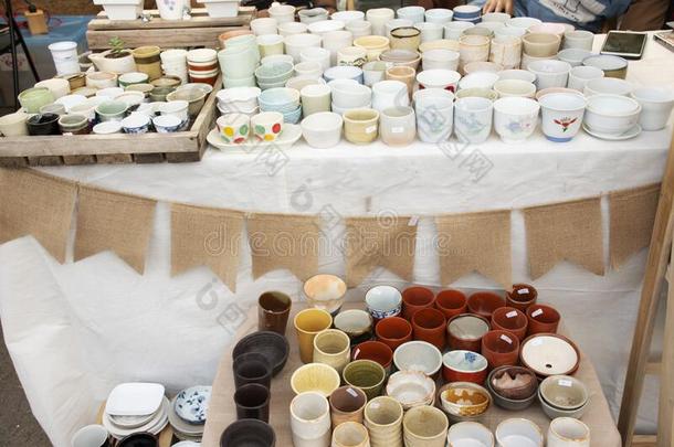 雕刻陶器的茶水杯子和罐茶水艺术为卖旅行支票磷酸烯醇草酰乙酸