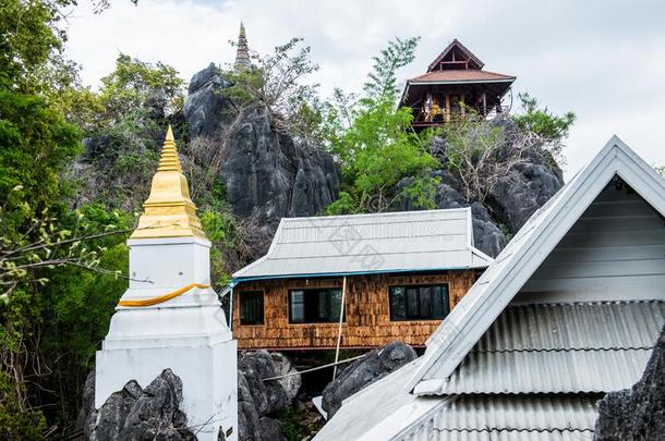 白色的塔和建筑物向山在Chaloemphraki在普拉约克