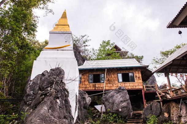 白色的塔和建筑物向山在Chaloemphraki在普拉约克