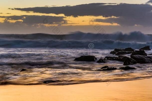 日出海景画和大的海浪