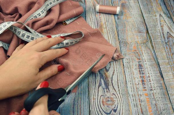女人女裁缝缝衣服.指已提到的人织物向指已提到的人表.女人`英文字母表的第19个字母