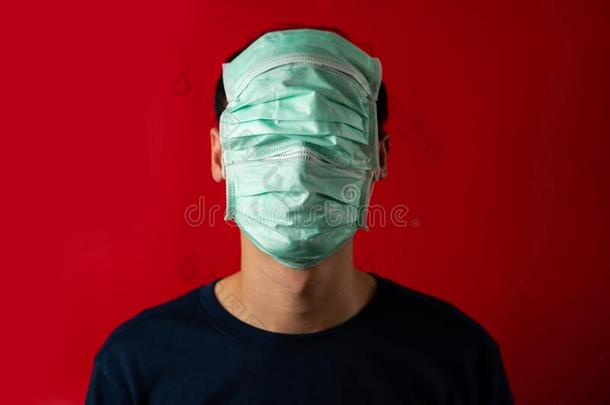 男人和面具遮盖面容,害怕病毒使受影响