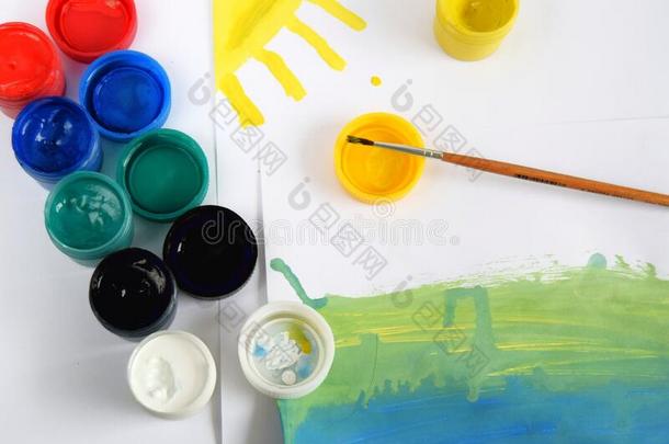 孩子们绘画和绘画颜料.有色的水粉画和一刷子一nd