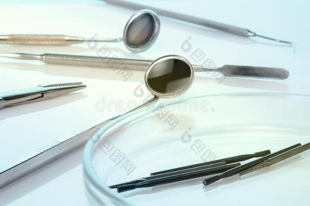 牙科医生设备:牙齿的刺果采用petroleum石油盘,两个牙齿的镜子