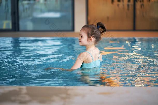 值得崇拜的小的女儿比赛和游泳采用水池dur采用g指已提到的人在假日