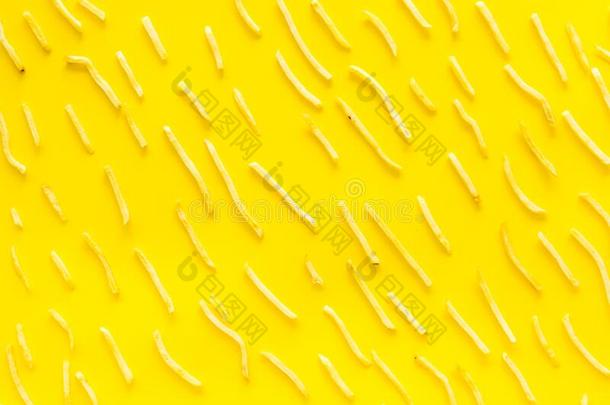法国的炸<strong>薯条背景</strong>向黄色的表顶-下模式
