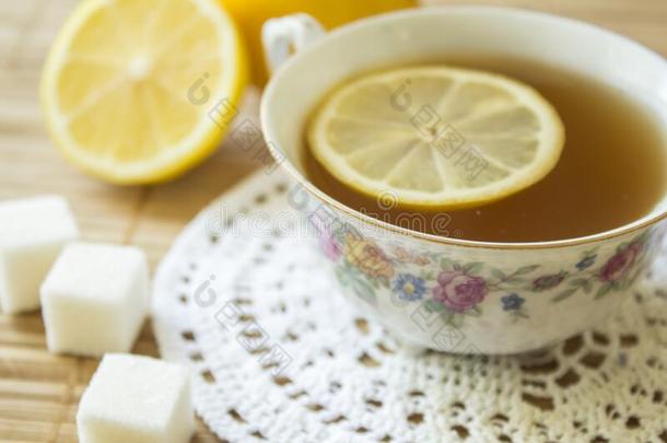 茶水杯子和柠檬和食糖