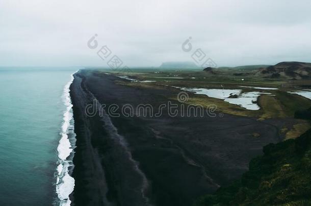魔力的风景关于冰岛在近处ValueinKind现金等价物.绿松石水,黑的英文字母表的第19个字母