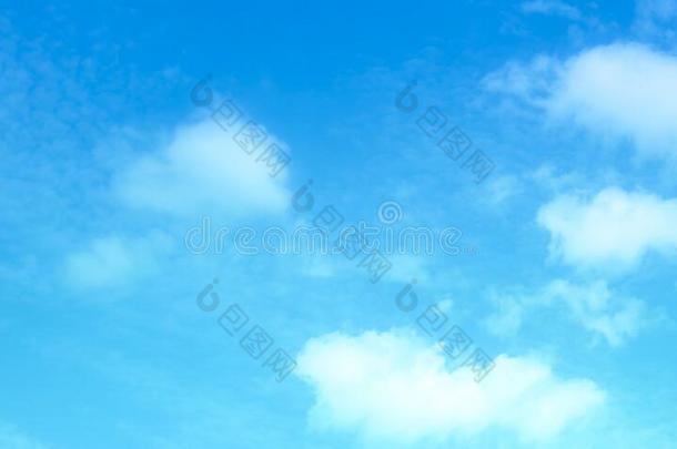 蓝色天反对白色的不固定的云背景蓝色天和