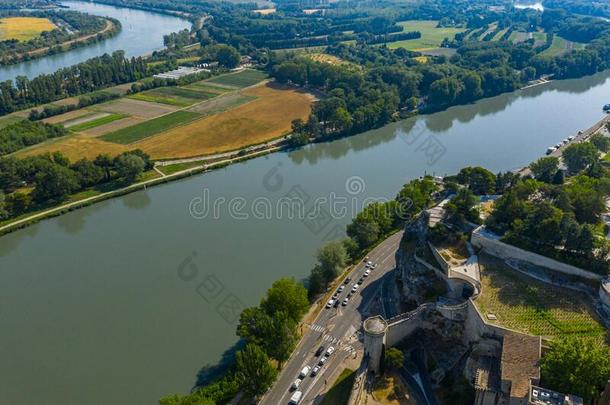 空气的看法关于美丽的雨水槽河采用阿维尼昂绸城市,法国