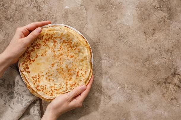 美味的自家制的烙饼和蜂蜜向一textur一lb一ckground.