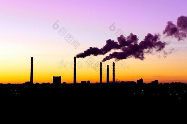 观念关于环境的污染烟从工厂在太阳