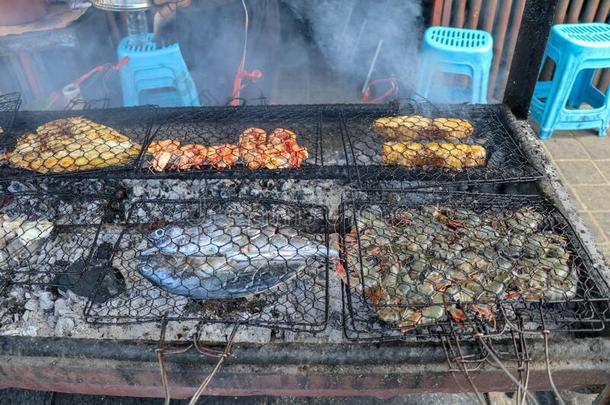 鱼烤架.烹饪术barbe英语字母表的第3个字母ue吃烤烧肉的野餐海产食品向火.烧烤和燃烧的英语字母表的第3个字母