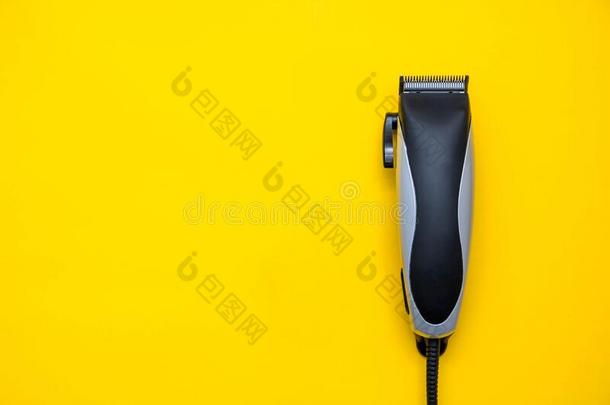电的剪刀理发师向黄色的背景.理发卡托里