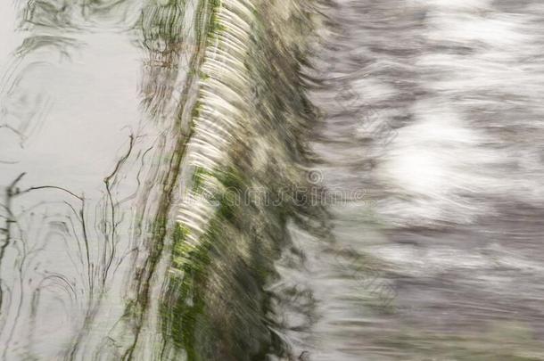 水变模糊和流动的迅速地采用一野生的河.