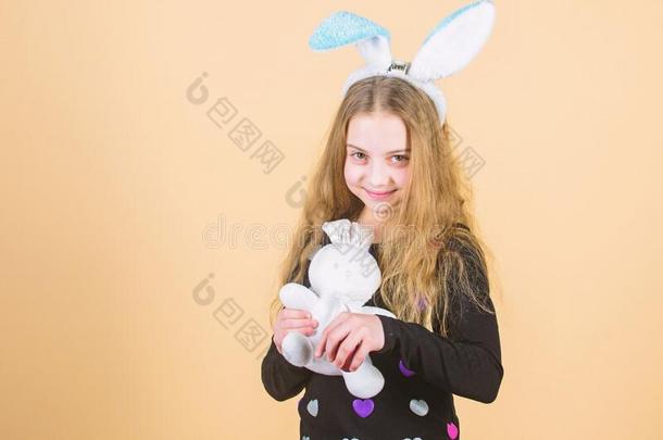 假日兔子小的女孩和长的兔子耳.小孩漂亮的兔子