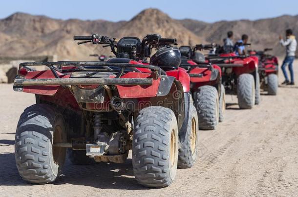 旅行关于指已提到的人沙漠向四倍自行车.armoredtransportvehicle装甲运输车游猎.