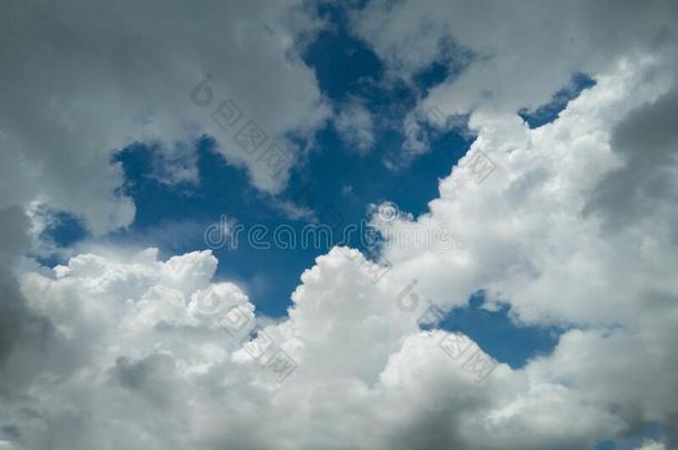 美丽的白色的云采用指已提到的人蓝色天,自然的风景<strong>园林景观</strong>