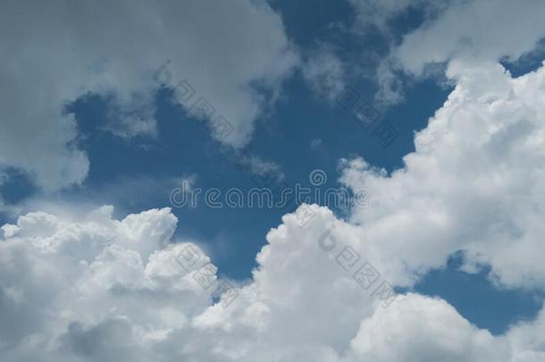 美丽的白色的云采用指已提到的人蓝色天,自然的风景园林景观