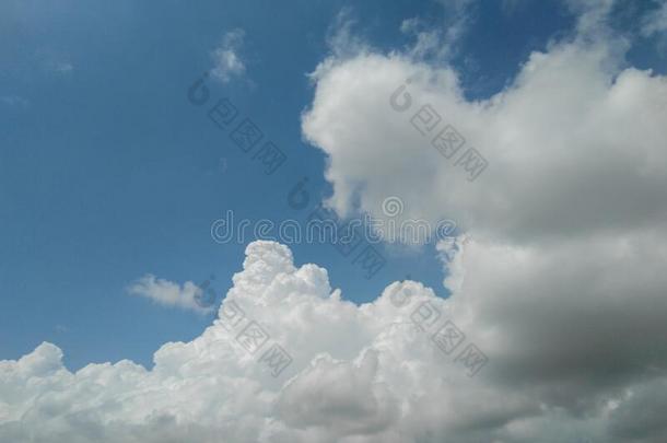 美丽的白色的云采用指已提到的人蓝色天,自然的风景园林景观