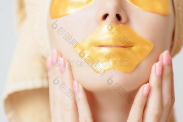 女人和胶原蛋白给增加水分金色的面具向她logicalinferencespersecond每秒的逻辑推论.