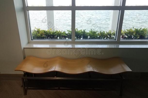 波状的木材长凳和窗和海水